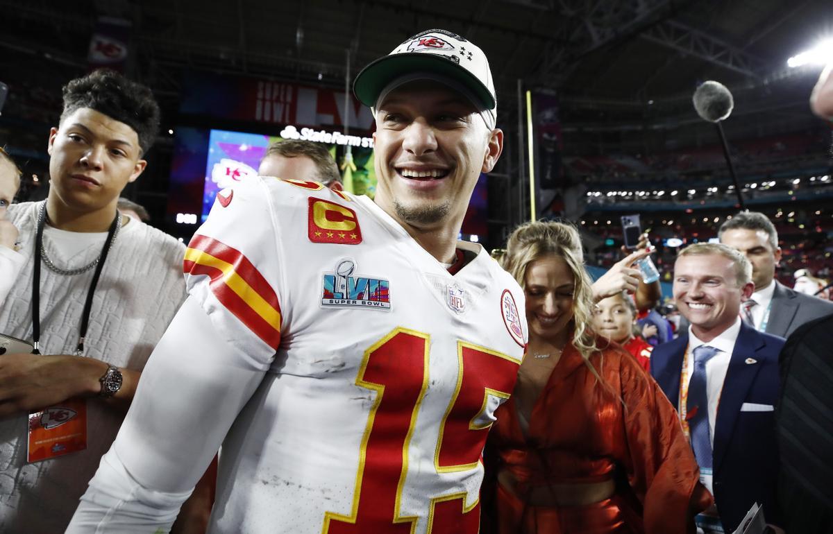 Glendale (United States), 12/02/2023.- Kansas City Chiefs quarterback Patrick Mahomes celebrates after defeating the Philadelphia Eagles in Super Bowl LVII between the AFC champion Kansas City Chiefs and the NFC champion Philadelphia Eagles at State Farm Stadium in Glendale, Arizona, 12 February 2023. The annual Super Bowl is the Championship game of the NFL between the AFC Champion and the NFC Champion and has been held every year since January of 1967. (Estados Unidos, Filadelfia) EFE/EPA/CAROLINE BREHMAN