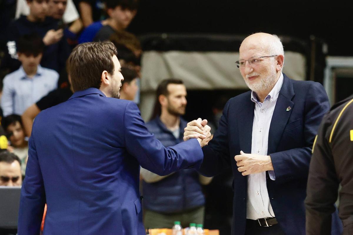 Xavi Albert, felicitado por Juan Roig tras la victoria ante el Baskonia