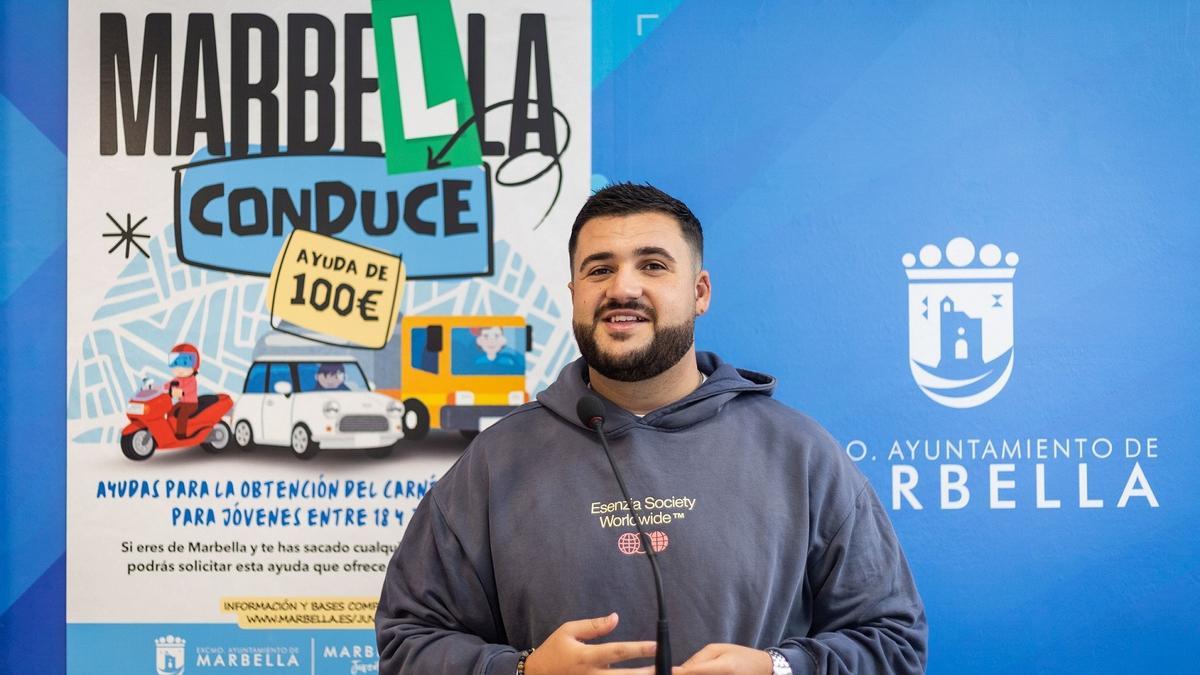 El concejal de Juventud de Marbella, Alejandro González, presenta la iniciativa.