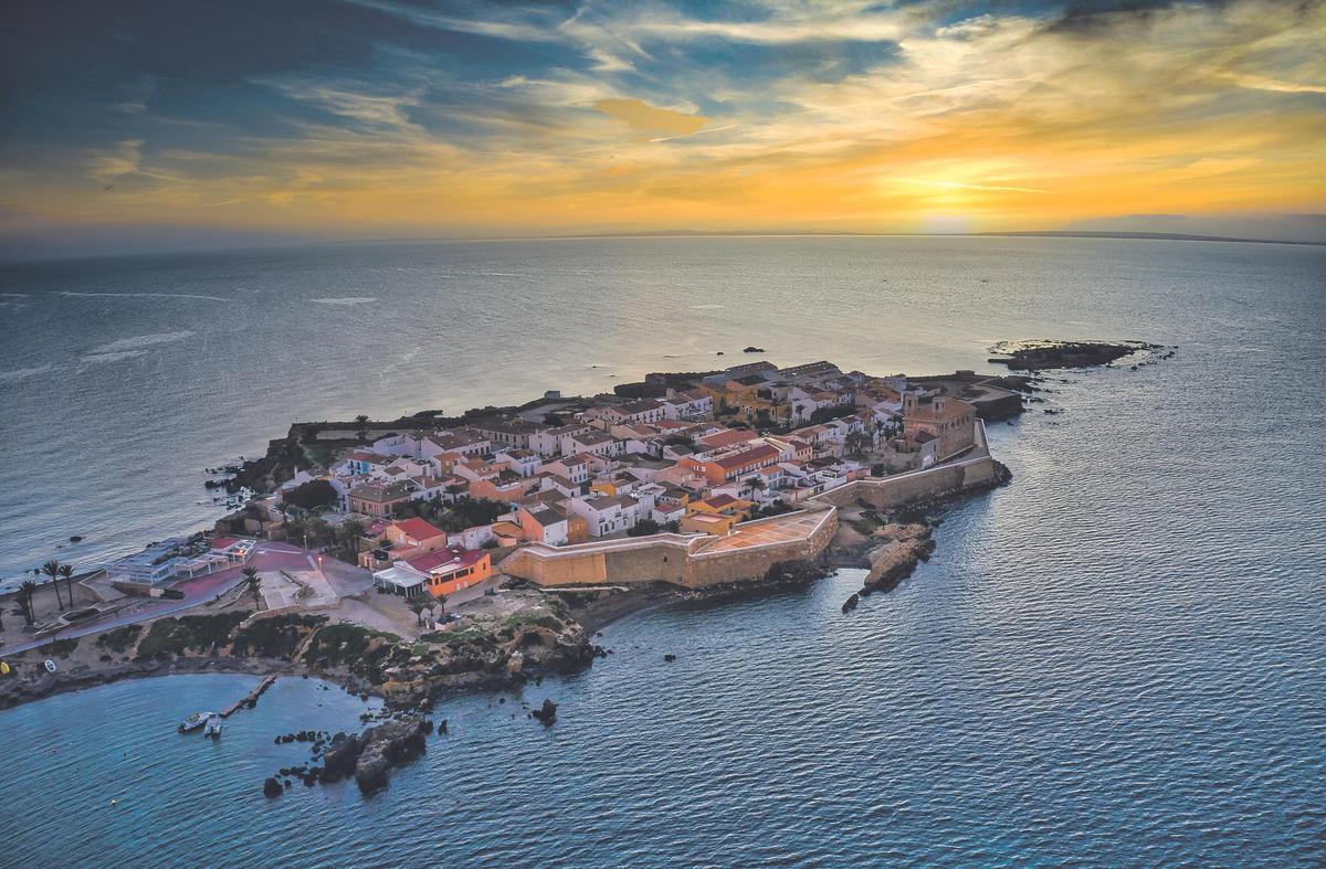 La playa de la isla de Tabarca