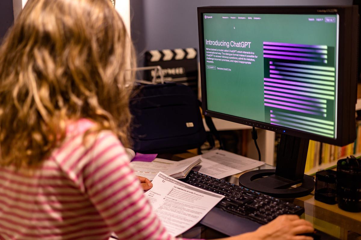 Una estudiante utilizando la inteligencia artificial de ChatGPT