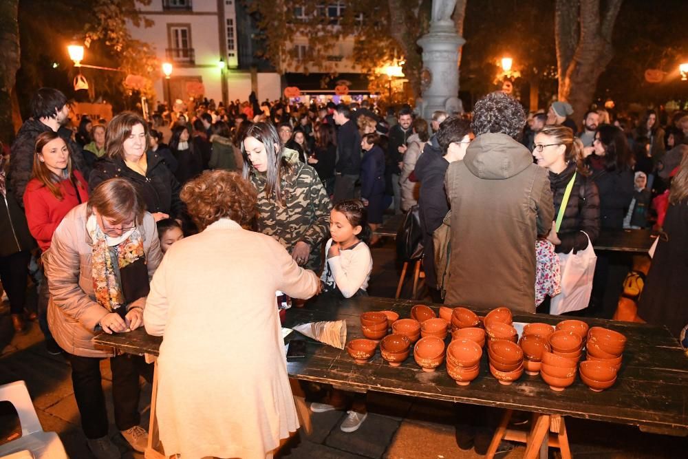 Música, talleres de decoración de calabaszas, cuentacuentos, una caravana de juegos populares, queimada... Así celebra su magosto la Ciudad Vieja.