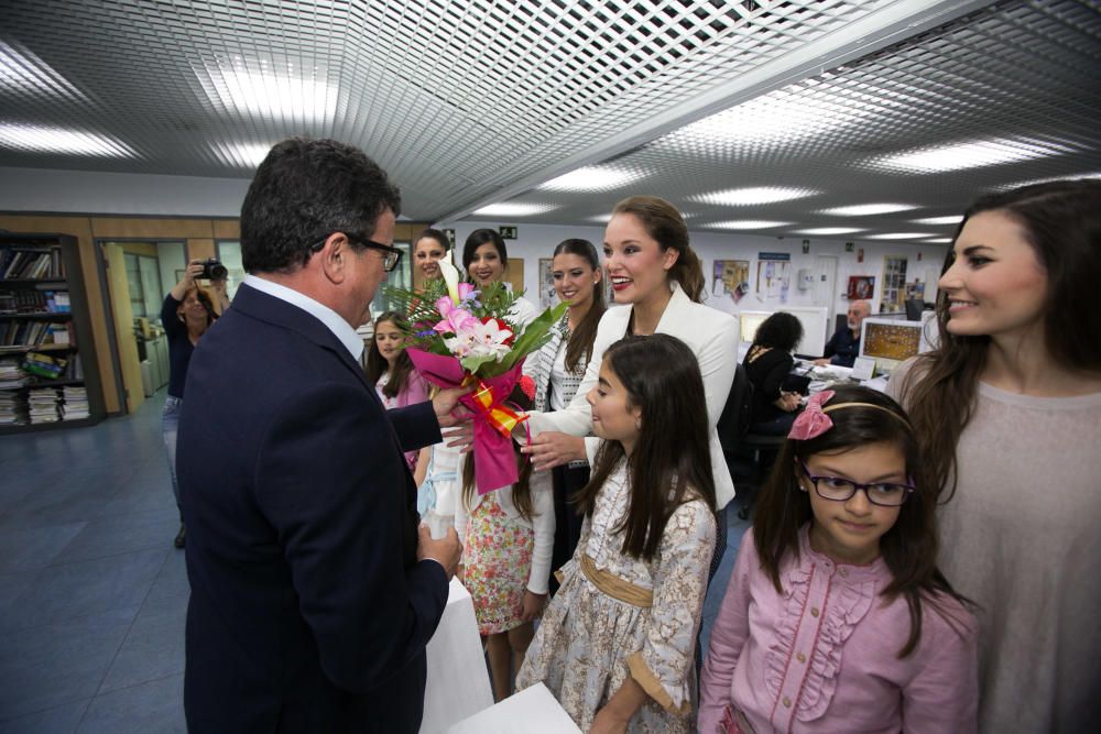 La Bellea del Foc y la Infantil, acompañadas de sus damas, visitaron la redacción del periódico y respondieron a las preguntas de los lectores en un encuentro digital