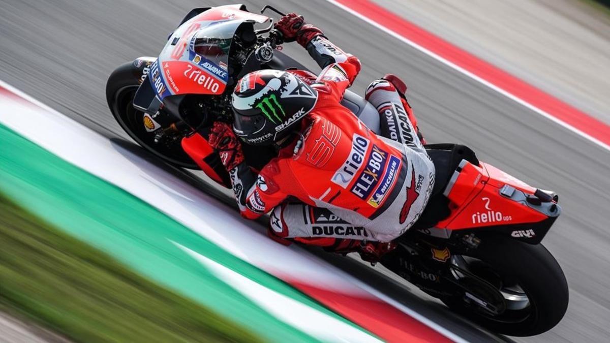 El tricampeón Jorge Lorenzo (Ducati), en su vuelta rápida de hoy, en Misano.