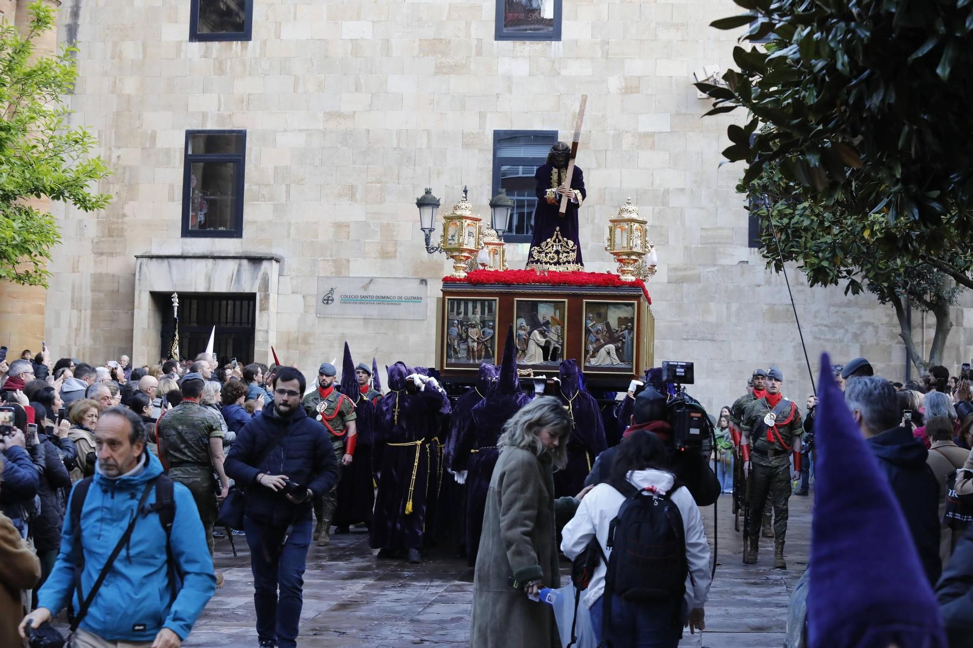EN IMÁGENES | Procesión del Nazareno por las calles de Oviedo