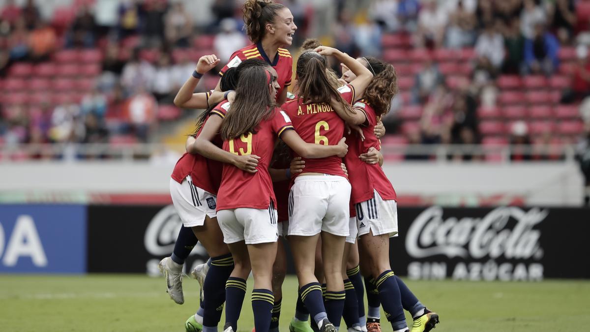 Las jugadoras de España celebran uno de los goles de Inma Gabarro