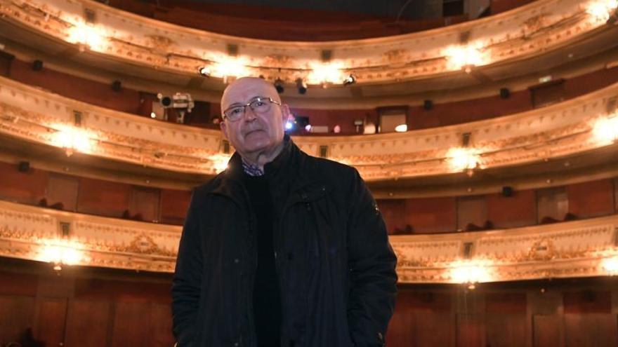 Ricardo Rodríguez, sobre el escenario del teatro Rosalía de Castro.