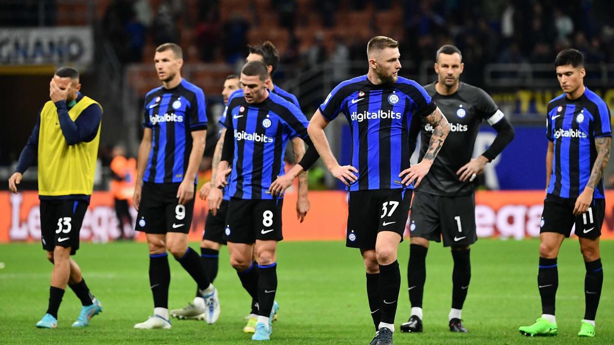 Los jugadores del Inter abatidos tras la derrota en San Siro ante el Roma (1-2).