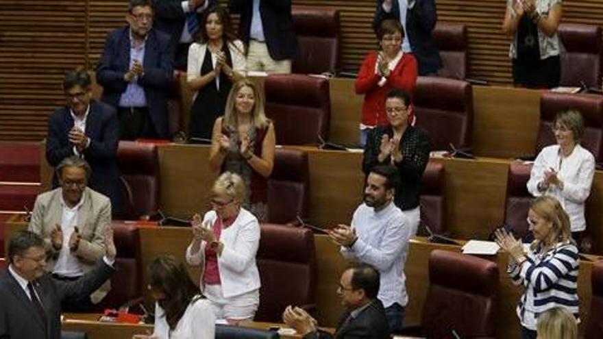 La bancada socialista y el Consell aplauden a Puig en el debate del año pasado.