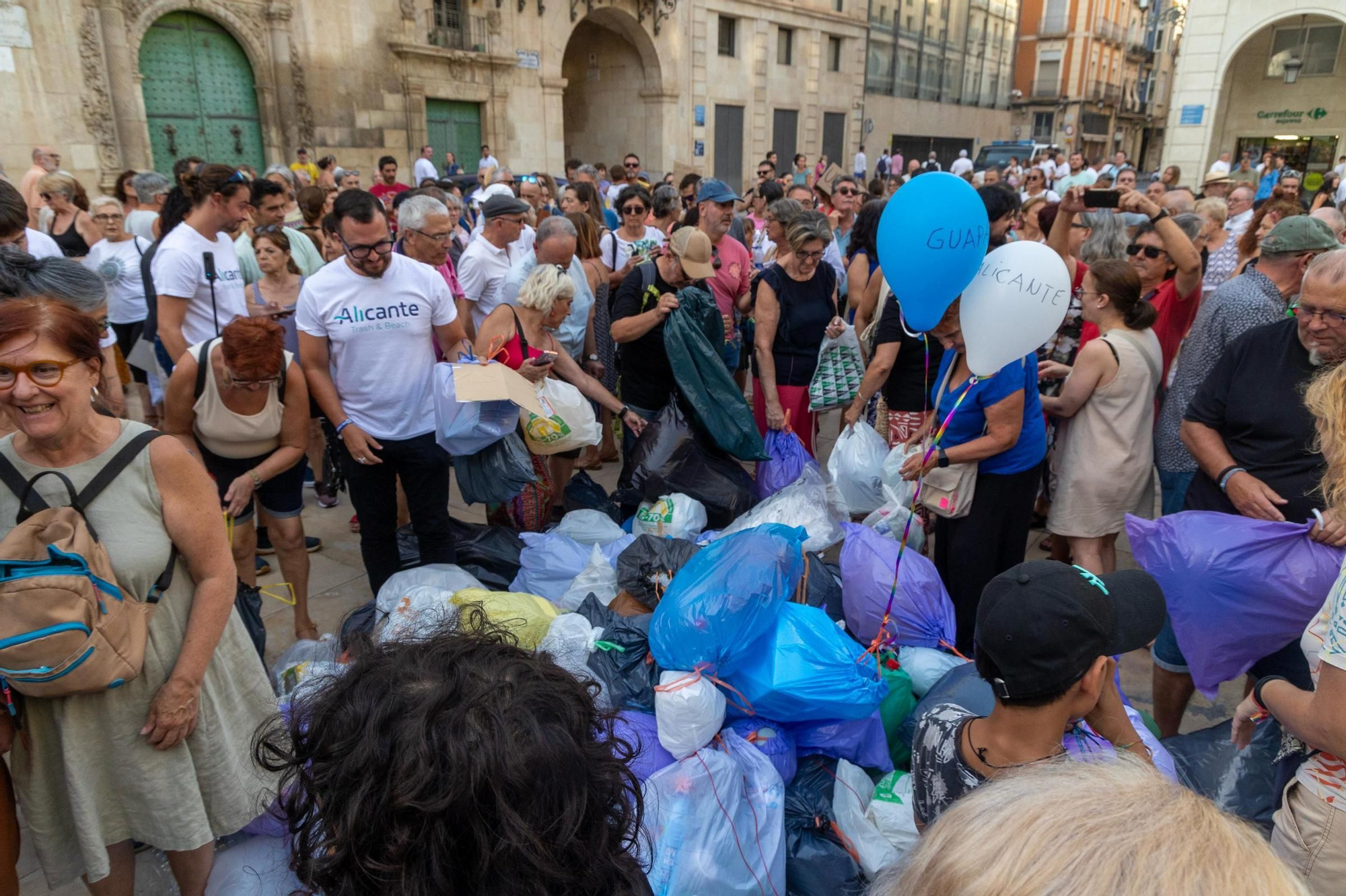El malestar por la limpieza en Alicante se traslada a la calle