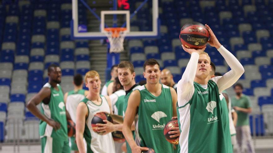 La plantilla del Unicaja, en el entrenamiento de este lunes.