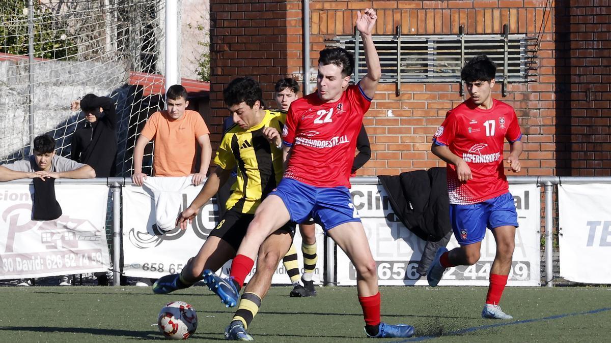 Partido de fútbol entre el Choco y el Rápido de Bouzas disputado en el campo de Santa Mariña.