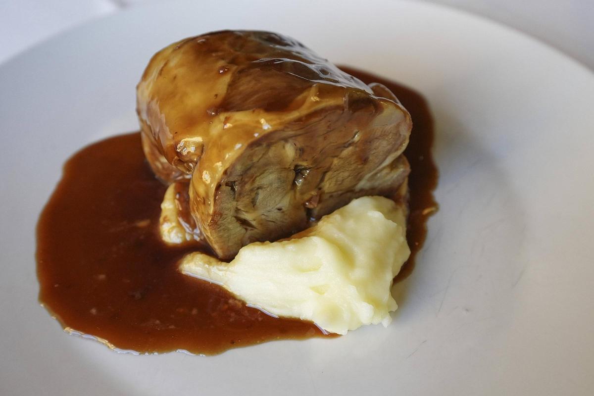 Espatlla de xai rostida sense os i amb puré de patata.