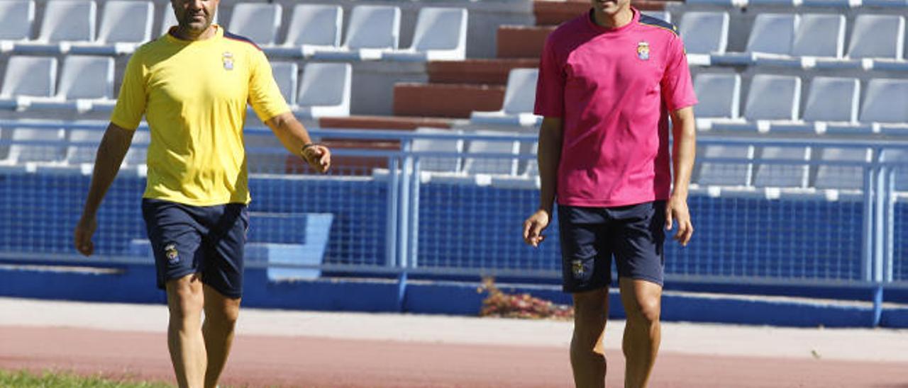 El central Antolín Alcaraz camina ayer en el campo de Maspalomas.