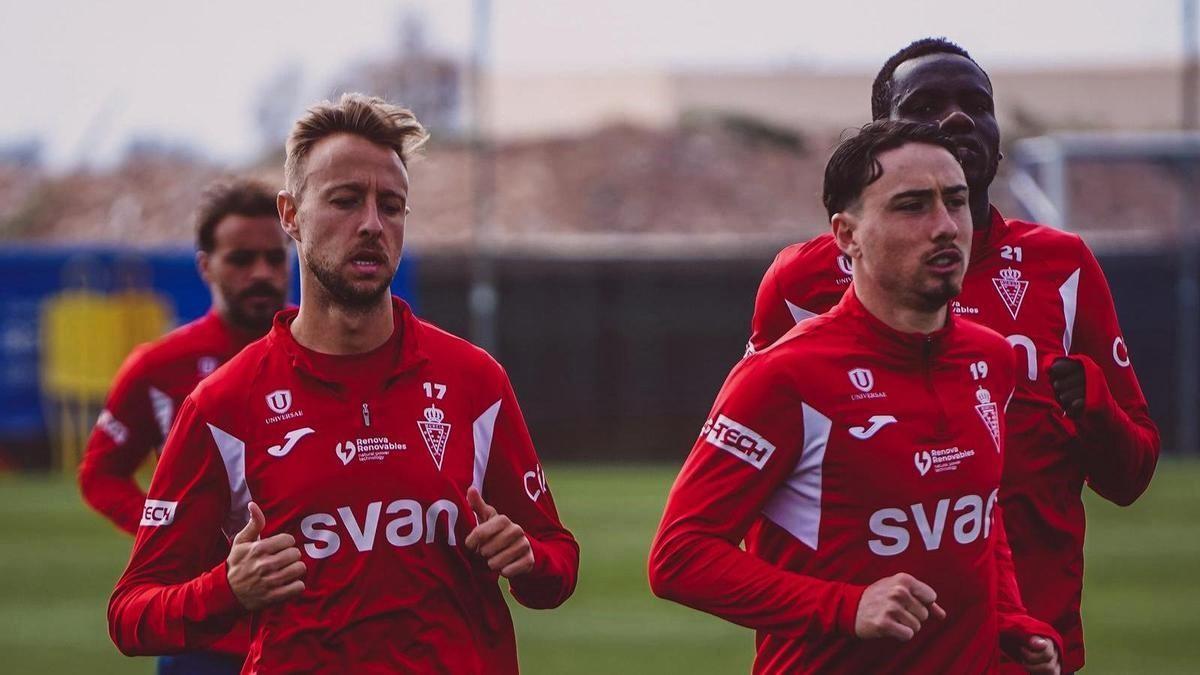 Víctor Narro corre junto a Joel Jorquera durante una sesión de entrenamiento del Real Murcia.