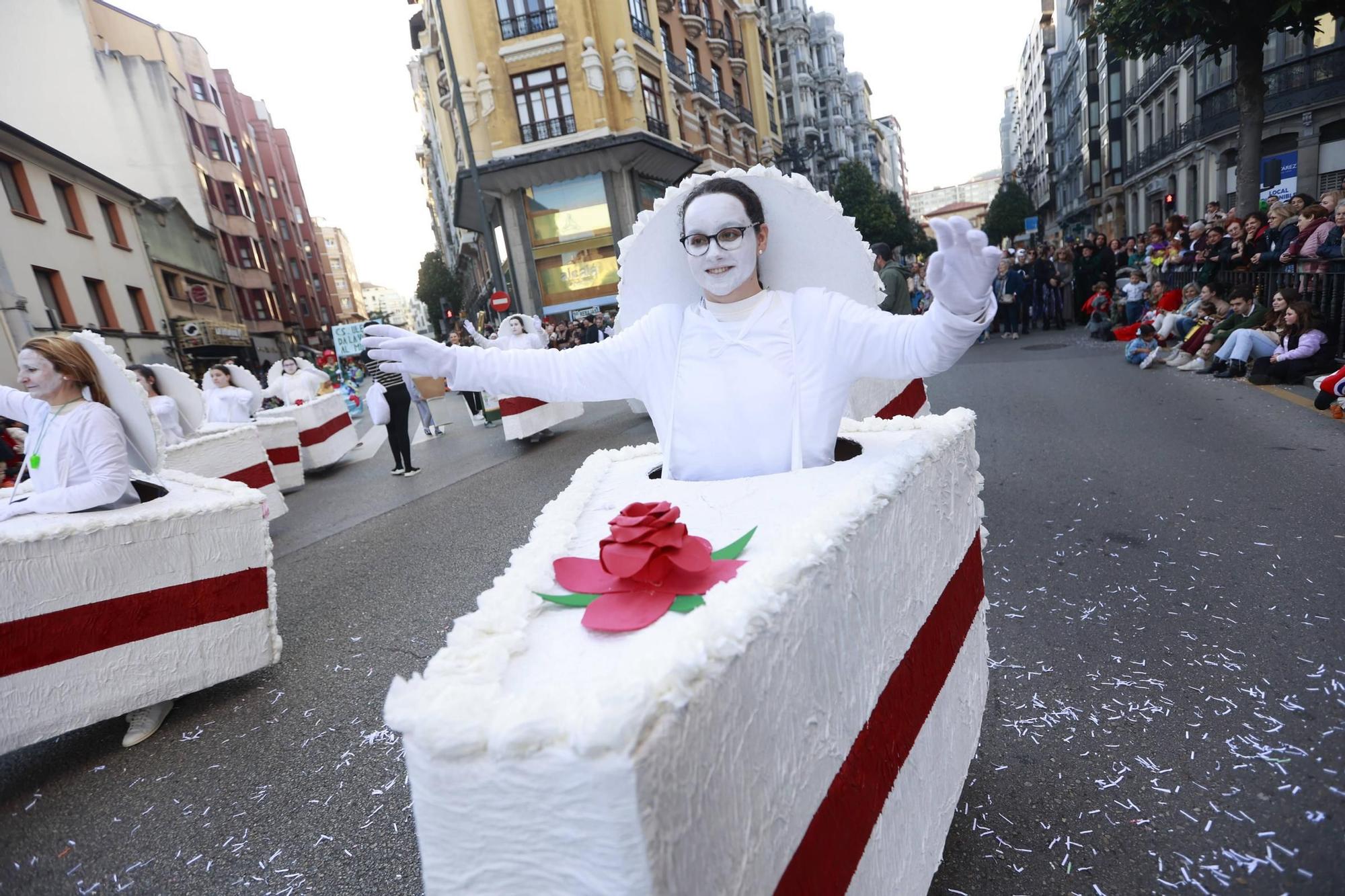 El Carnaval llena de color y alegría las calles de Oviedo