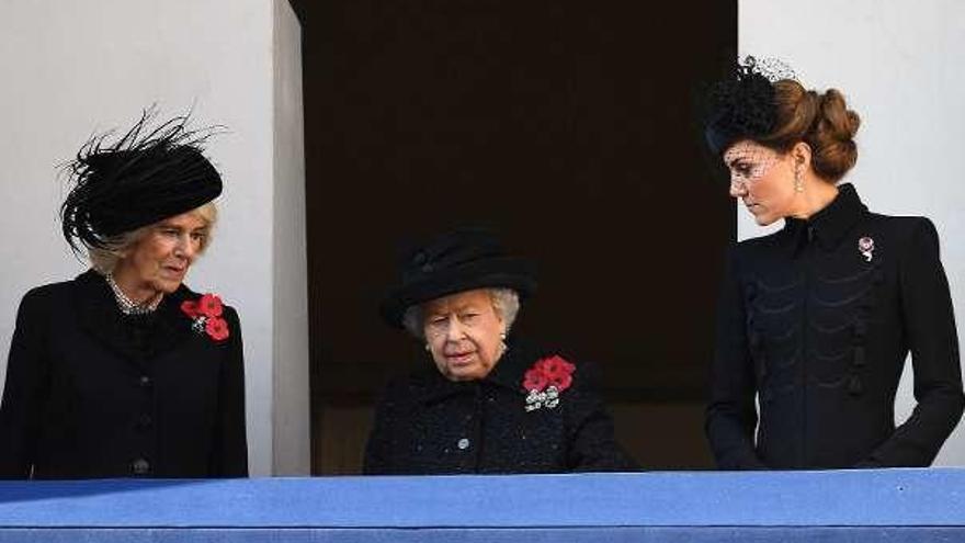 Camilla, la reina Isabel y Catalina, durante la ceremonia. // Andy Rain