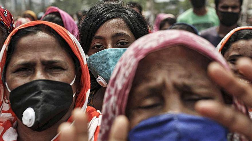 Trabajadoras bangladesíes protestan por impagos y hambre.