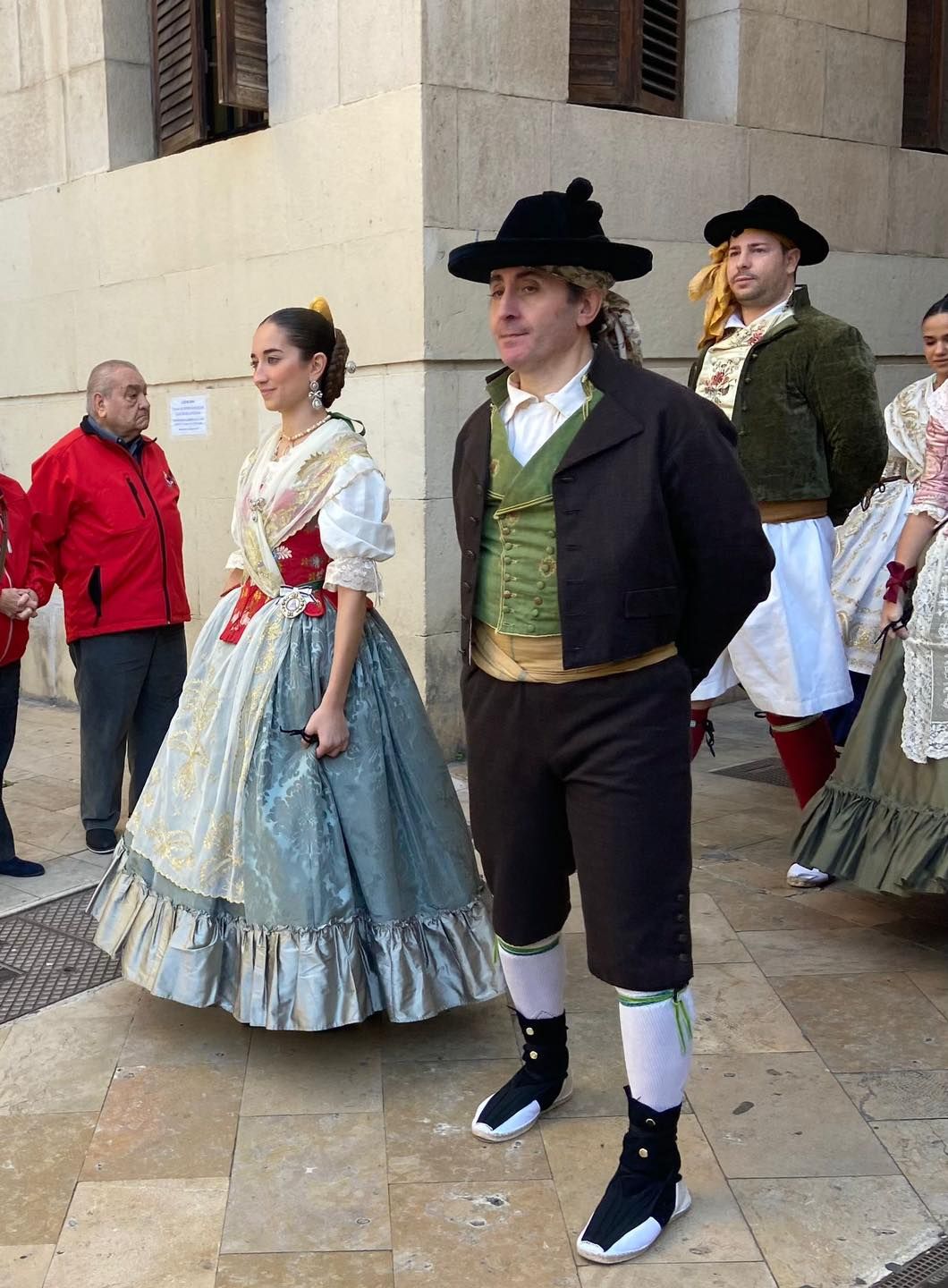 Doctor Collado reúne a falleras mayores infantiles de València en la "dansà"