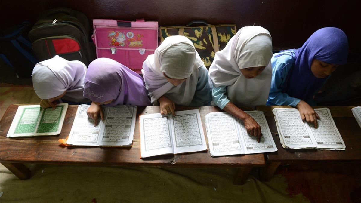 Imagen de archivo de cuatro niñas musulmanas leyendo el Corán en la escuela en India, en julio del 2013.