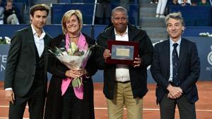 Carlos Bernardes, centro, recibió un homenaje en Barcelona