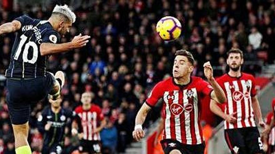 Sergio Agüero remata de cap en el partit d&#039;ahir a Southampton