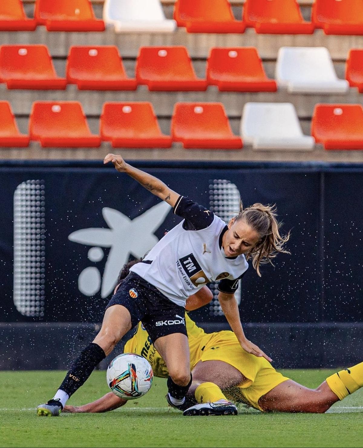 Lance de juego en el partido de pretemporada entre el Valencia Femenino y el Villarreal Femenino.