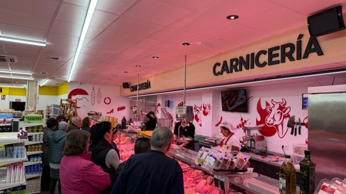 Clientes en el remozado supermercado Piedra de Villafranca