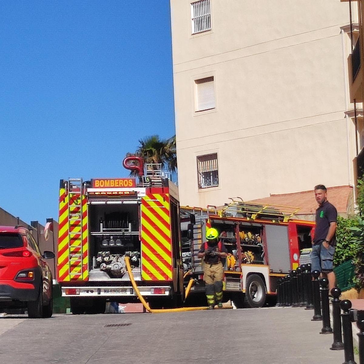 Dos de los tres vehículos de Bomberos de Benalmádena desplazados para extinguir el incendio