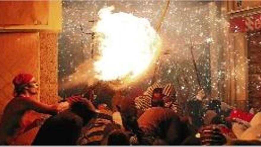 Espectacle pirotècnic dels Diables Sa Forcanera als carrers de Blanes.