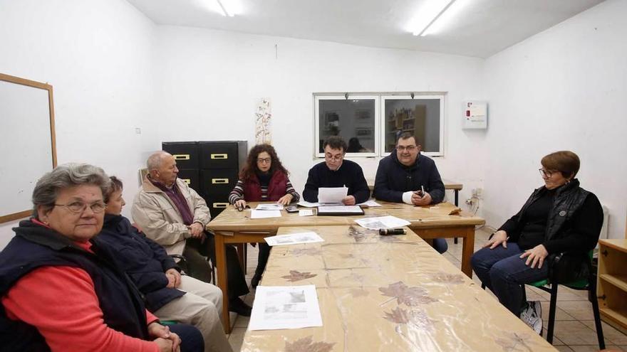 Los vecinos, en la primera reunión celebrada en el nuevo local; en el centro de la mesa, José Ramón López.