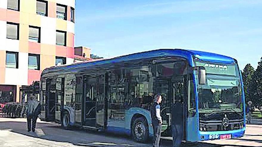 El autobús eléctrico presentado ayer en Oviedo.