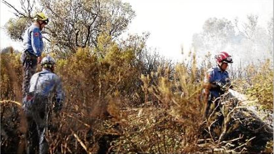 Un home ferit i 1.700 m2 de vegetació cremats a Roses