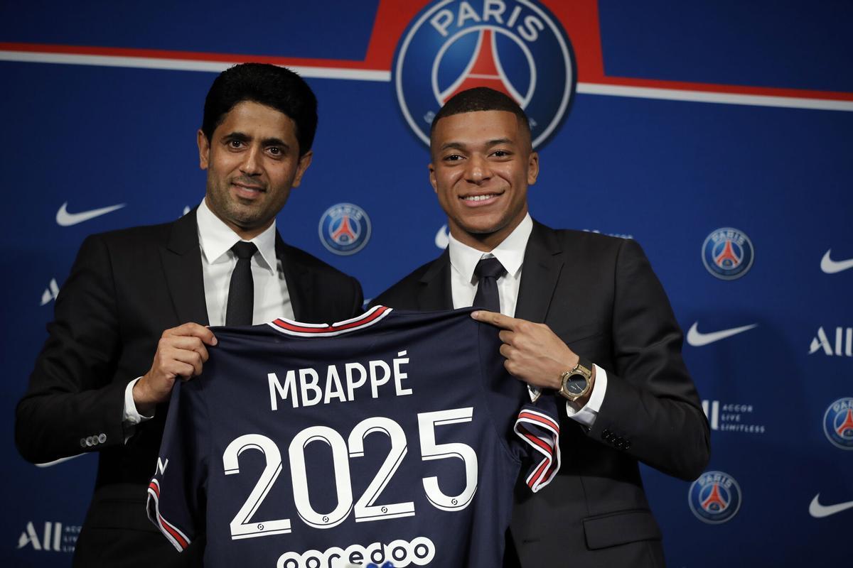 Nasser Al-Khelaifi y Kylian Mbappé cuando oficializaron su renovación hasta el 2025.
