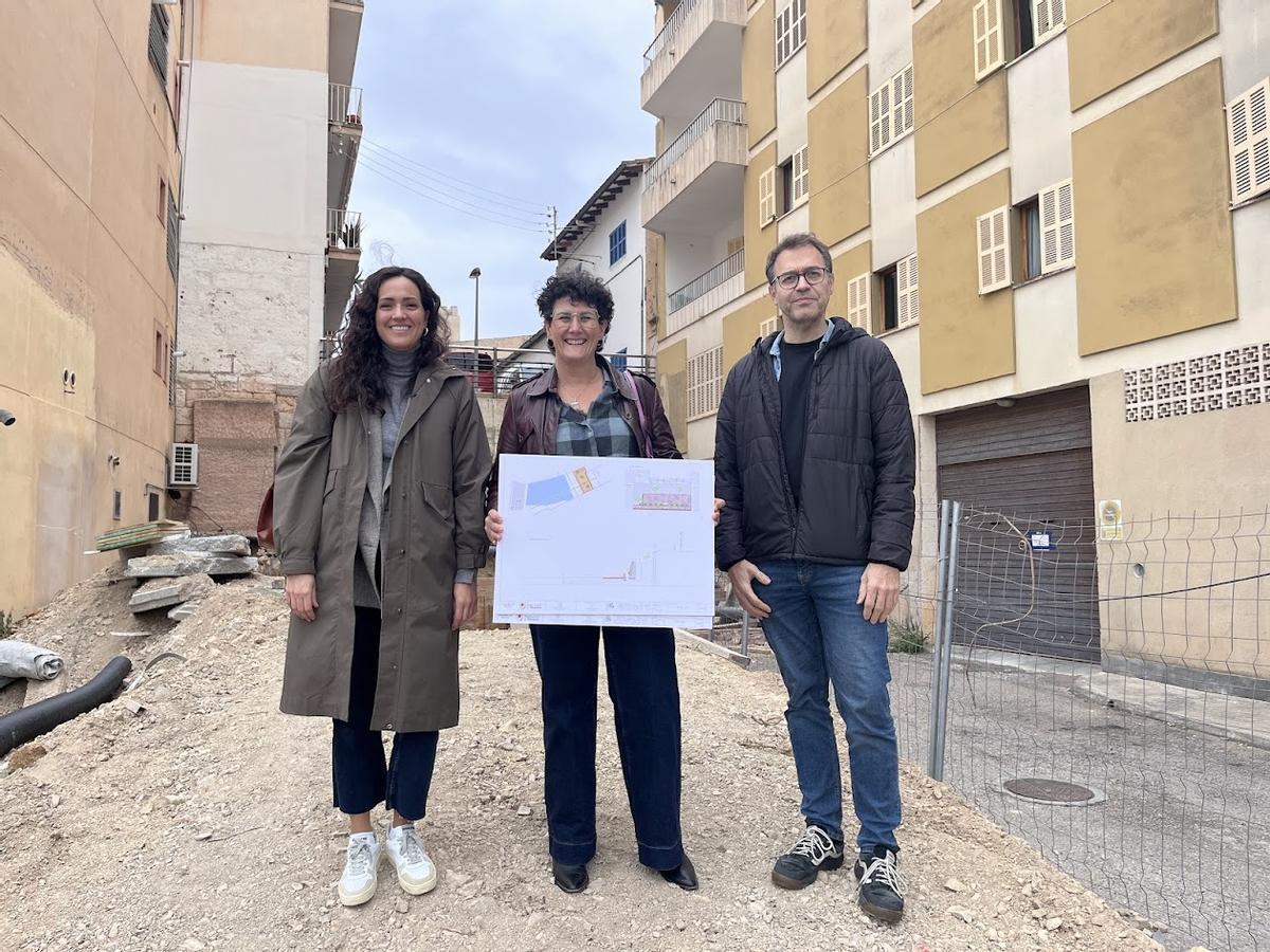Hinojosa, Llodrà y Oliver, este jueves junto al talud que será objeto de mejora.