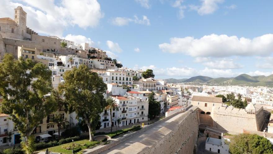 Vista de Dalt Vila con la muralla y el baluarte de Sant Joan.