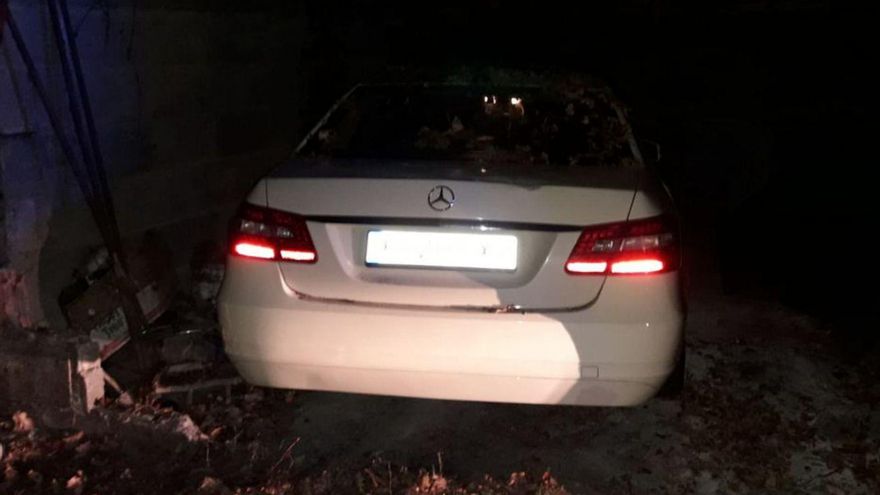 El coche sobre el que cayó el techo de uralita y una viga. | // FDV