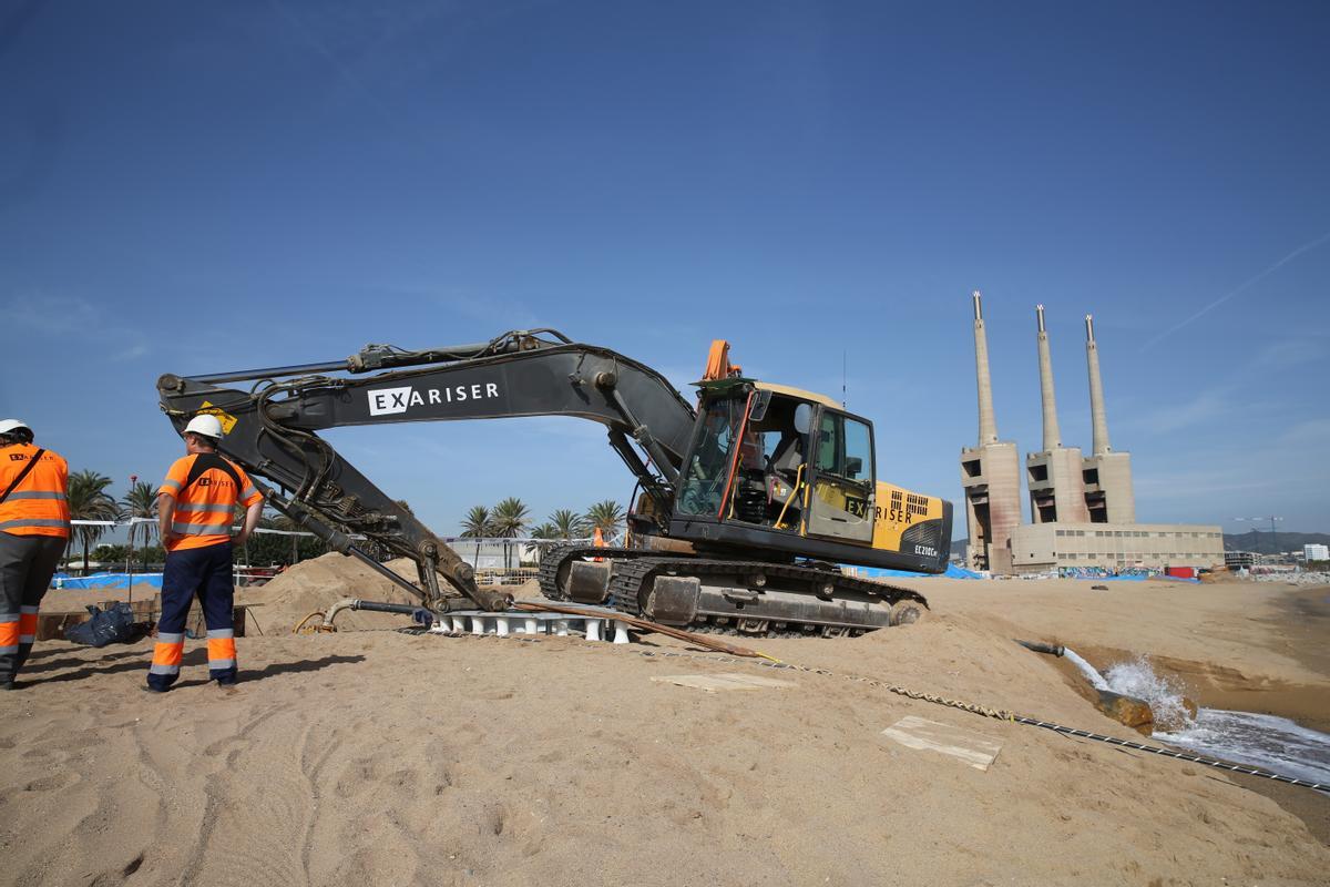 Obras para extender un cable submarino en la playa cancerígena de Sant Adrià