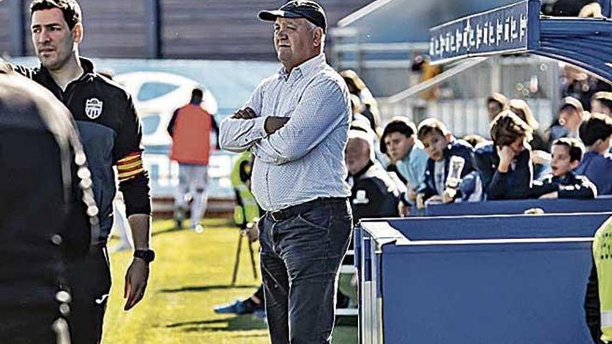 Manix Mandiola observa desde la distancia a sus jugadores.