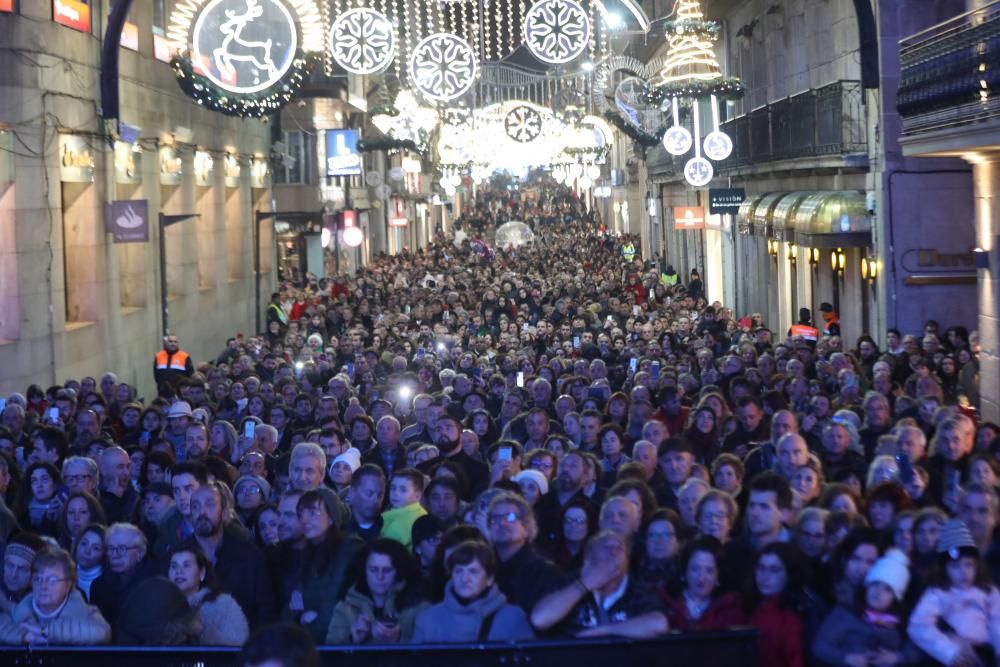 Más de 25.000 personas asistieron en la Porta do Sol al apagado oficial del alumbrado de la ciudad tras 50 días de fiestas.