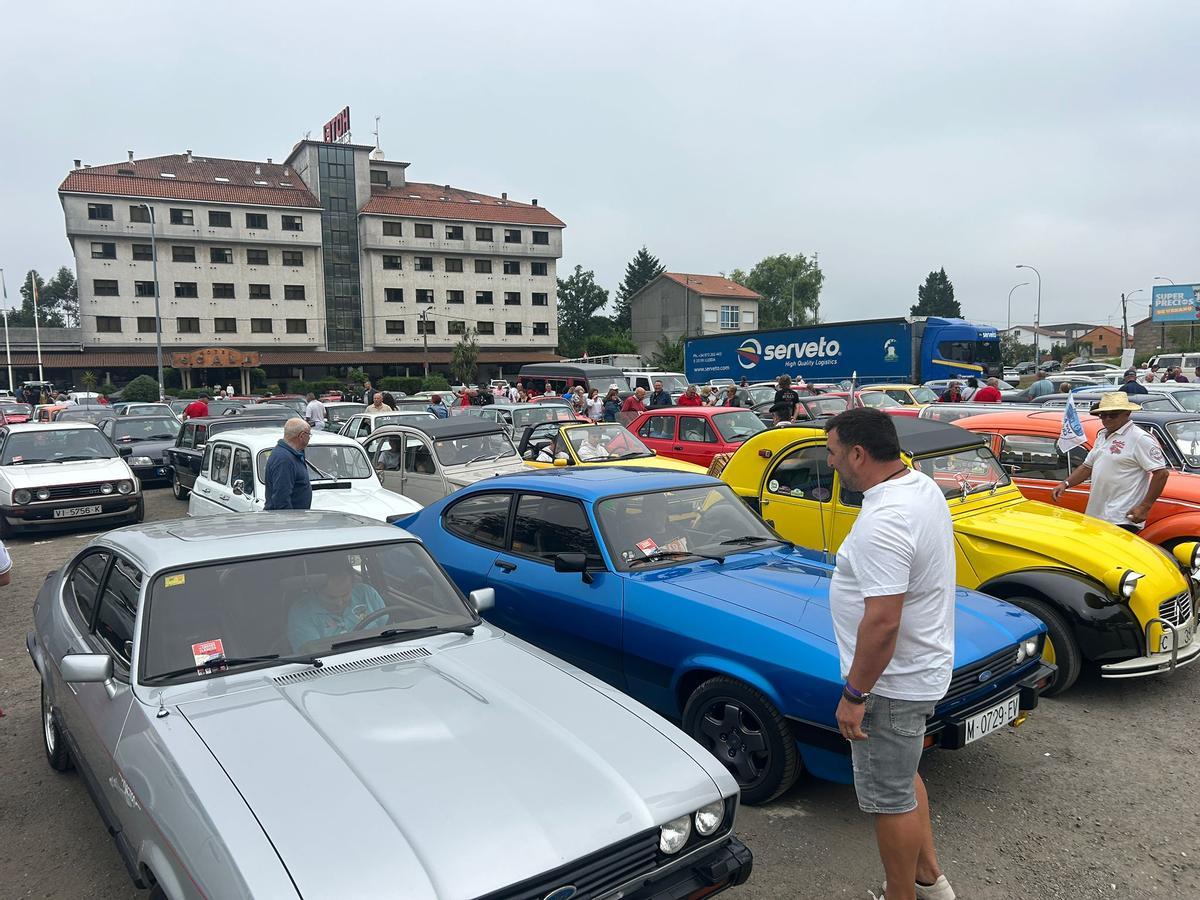 Joyas sobre ruedas: más de 140 vehículos históricos se dan cita en Padrón Joyas sobre ruedas: más de 140 vehículos históricos se dan cita en Padrón