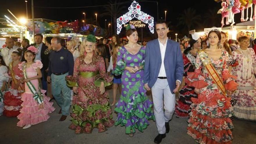 Las trece casetas de la Feria Andaluza abrieron sus puertas anoche para compartir las raíces andaluzas con los ilicitanos