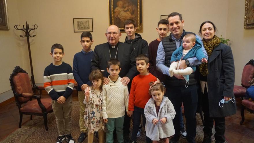 La familia misionera de Castellón junto al obispo