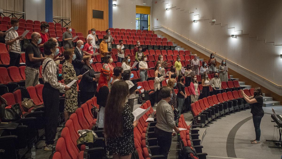 El coro ensaya una de las canciones de su repertorio en la sala Marie Curie del edificio Politécnico.