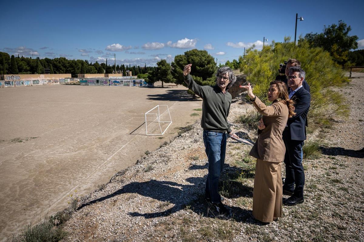 Natalia Chueca y Víctor Serrano, este miércoles en la zona donde se construirá el nuevo tanque de tormentas de Zaragoza.