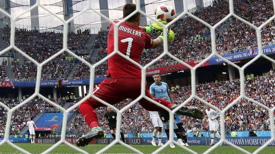 Muslera mete las manos, tras rectificar su movimiento, para intentar atajar el disparo de Griezmann en el segundo gol de Francia.