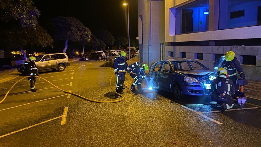 Arde un coche en Carrizal de Ingenio