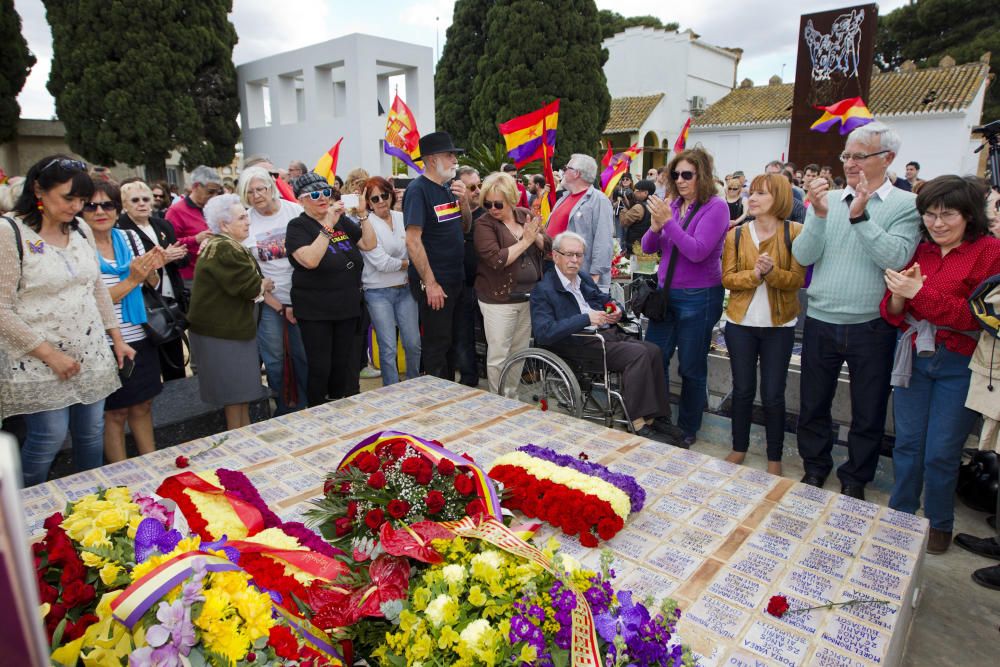 Homenaje en la fosa común de Paterna