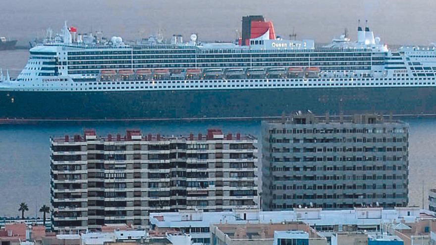 Queen Mary 2 en el puerto de La Luz.