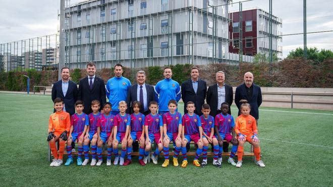 Fotografia oficial del Benjamín C del Barça 2021/2022 junto con el presidente Joan Laporta